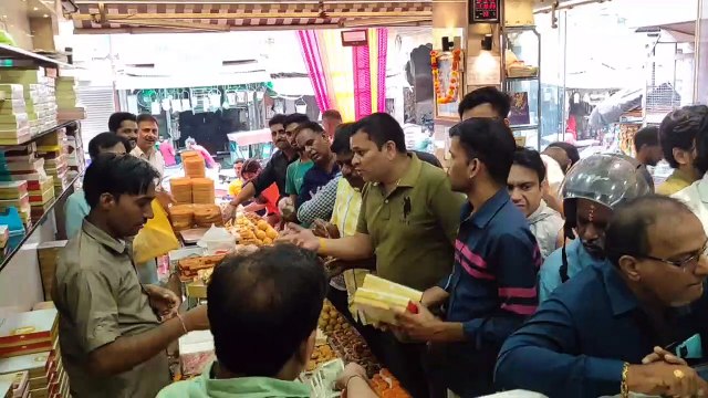Rakhi Festival: बहनों ने बांधी रंगबिरंगी राखी, सजी भाइयों की कलाई