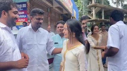 പ്രചരണത്തിനിടയിൽ ചാണ്ടി ഉമ്മൻ മീനാക്ഷി അനൂപിനെ കണ്ടപ്പോൾ