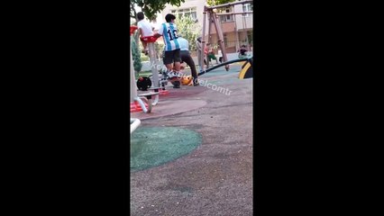 Oğlunun düşüp kolunu kırdığı oyun parkını baltayla parçaladı