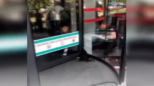 Başı döner kapıya sıkışan yavru köpeği itfaiye kurtardı