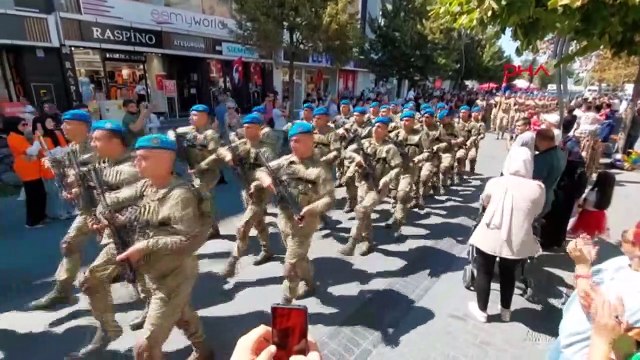 Enthousiasme du Jour de la Victoire du 30 août à Bolu