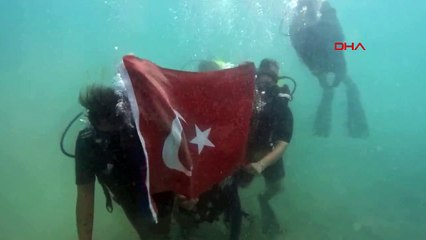 Otizm ve Sualtı Dernekleri, 30 Ağustos Zafer Bayramı'nı su altında kutladı