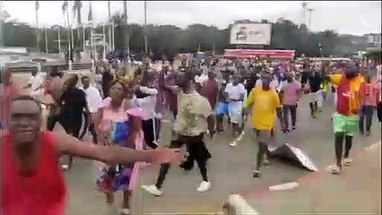 Des manifestants sont descendus dans les rues du Gabon pour célébrer la prise du pouvoir par l'armée.