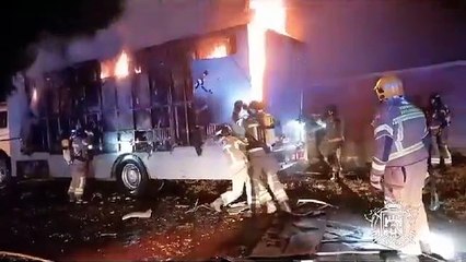 下载视频: Los Bomberos sofocan el incendio de un camión cargado de paja en el Centro Ecuestre Miraflores