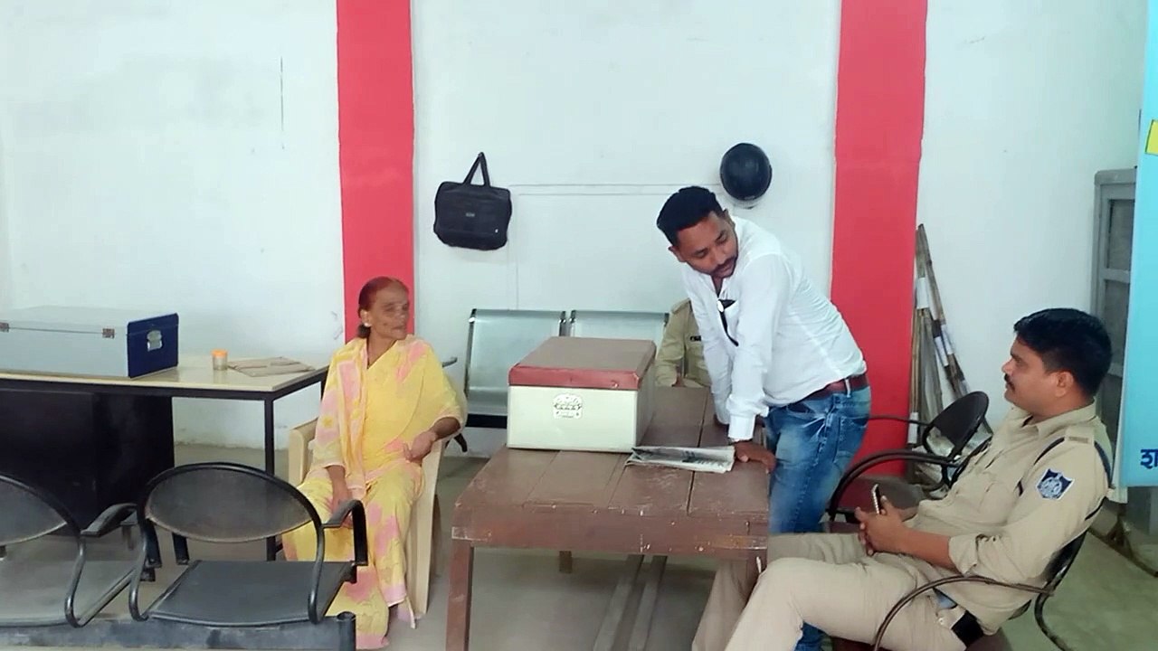 स्वयं को पुलिस बताकर दो युवकों ने 70 वर्षीय महि...