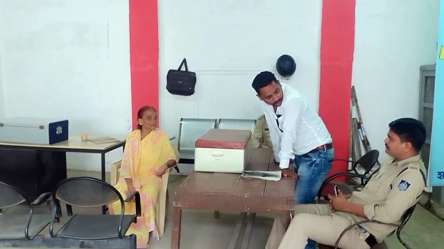स्वयं को पुलिस बताकर दो युवकों ने 70 वर्षीय महिला को ठगा 45 ग्राम सोना लेकर प्लास्टिक के पाटले थामा गए,