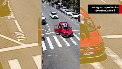 Vídeo impressionante: motociclista voa sobre carro que parou para cão atravessando na faixa