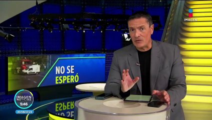 Chofer de tráiler evita bloqueo y se lleva camioneta