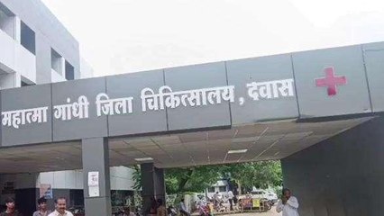 देवास: छत से गिरा व्यक्ति उपचार के लिए पहुंचा अस्पताल