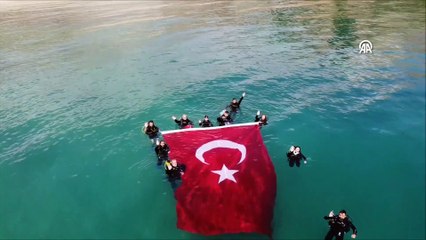 Dalgıçlar Van Gölü'nde Türk bayrağı açtı
