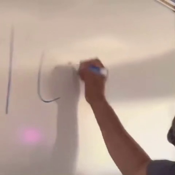 Un Père Fier Aide sa Fille à Décorer sa Première Salle de Classe