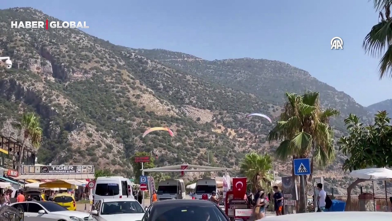 Ölüdeniz yolunda 5 kilometrelik araç kuyruğu... Turistler sahilleri doldurdu! Muğla sahillerinde tatilci yoğunluğu yaşanıyor