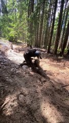 Dirt Bike reste coincé dans la boue