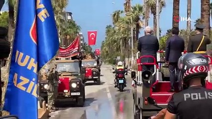 Deniz yükseldi, geçit töreni su içinde tamamlandı