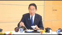 Il premier giapponese mangia in tv pesce di Fukushima