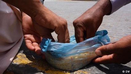 Pakistan: Karachi shrine feeds those in economic distress