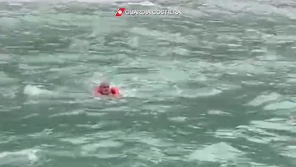 Turista soccorso in mare nel salernitano, le immagini