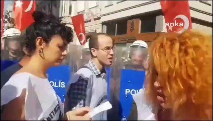 Taksim'de ücretlerinin düşüklüğüne isyan eden öğretmenlere ters kelepçe