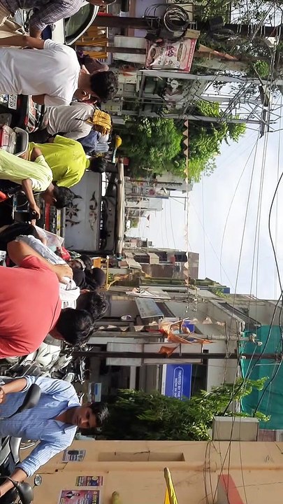 बाजार में मनमानी पार्किंग से लग रहा है जाम