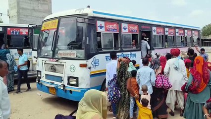 त्योहार पर बाजारों और बस स्टैंड पर रही भीड़