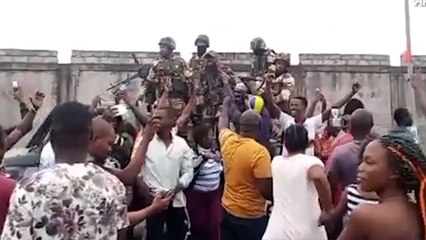 Gabon’un başkenti Libervil’de yüzlerce kişi ordunun müdahalesini kutladı