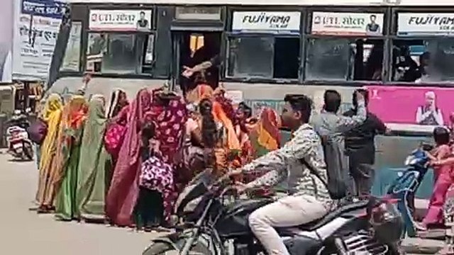 बहनों ने बांधा भाई की कलाई पर रक्षा सूत्र