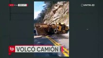 Vuelca camión con carga en la carretera a Samaipata
