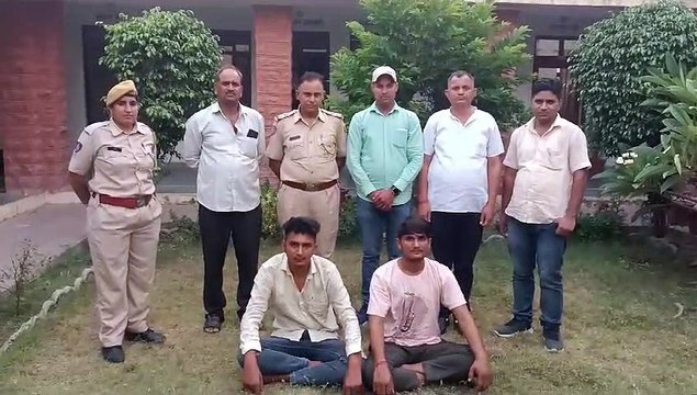 एक पिस्तौल, मैग्जीन व दो जिंदा कारतूस जब्त