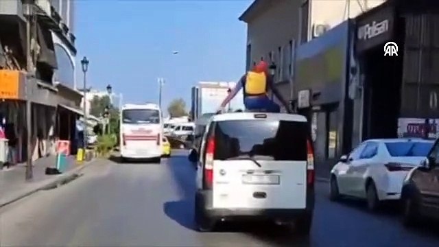 Örümcek adam kostümlü kişinin tavanında yolculuk ettiği araç trafikten men edildi