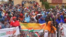 Cientos de nigerinas se manifiestan frente a la base aérea francesa en Niamey