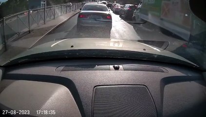 Motard VS porte ouverte... douloureux