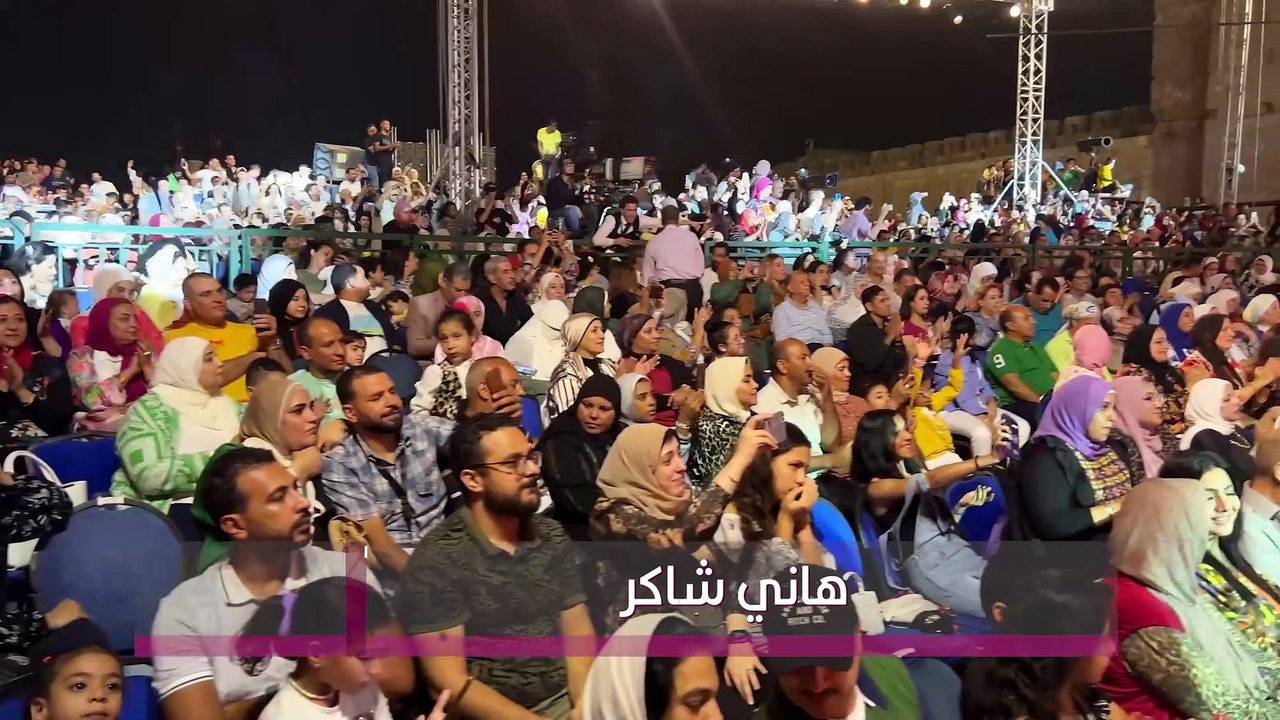 هاني شاكر يغني جانا الهوا وسط تفاعل كبير من جمهور مهرجان القلعة وتزاحم لالتقاط الصور معه