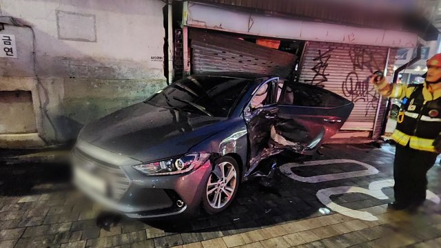 서울 회현역 앞 상가 건물로 승용차 돌진...1명 부상 / YTN