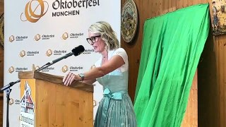Krugrednerin Monika Gruber: Vorstellung des Oktoberfestkrug 2023 im Armbrustschützenzelt 24.08.2023