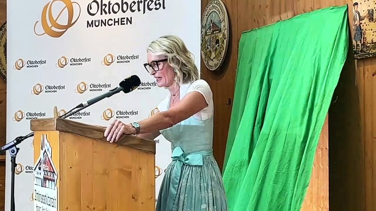 Krugrednerin Monika Gruber: Vorstellung des Oktoberfestkrug 2023 im Armbrustschützenzelt 24.08.2023