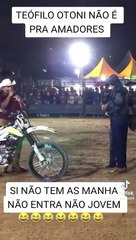 Prefeito do PT finge queda de moto e provoca oposição