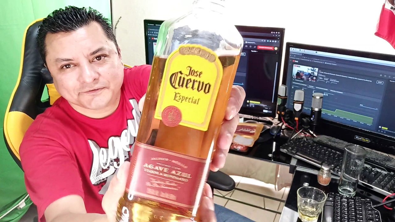 bebiendo una botella de tequila jose cuervo reposado en la oficina un buen licor de agave azul de mexico
