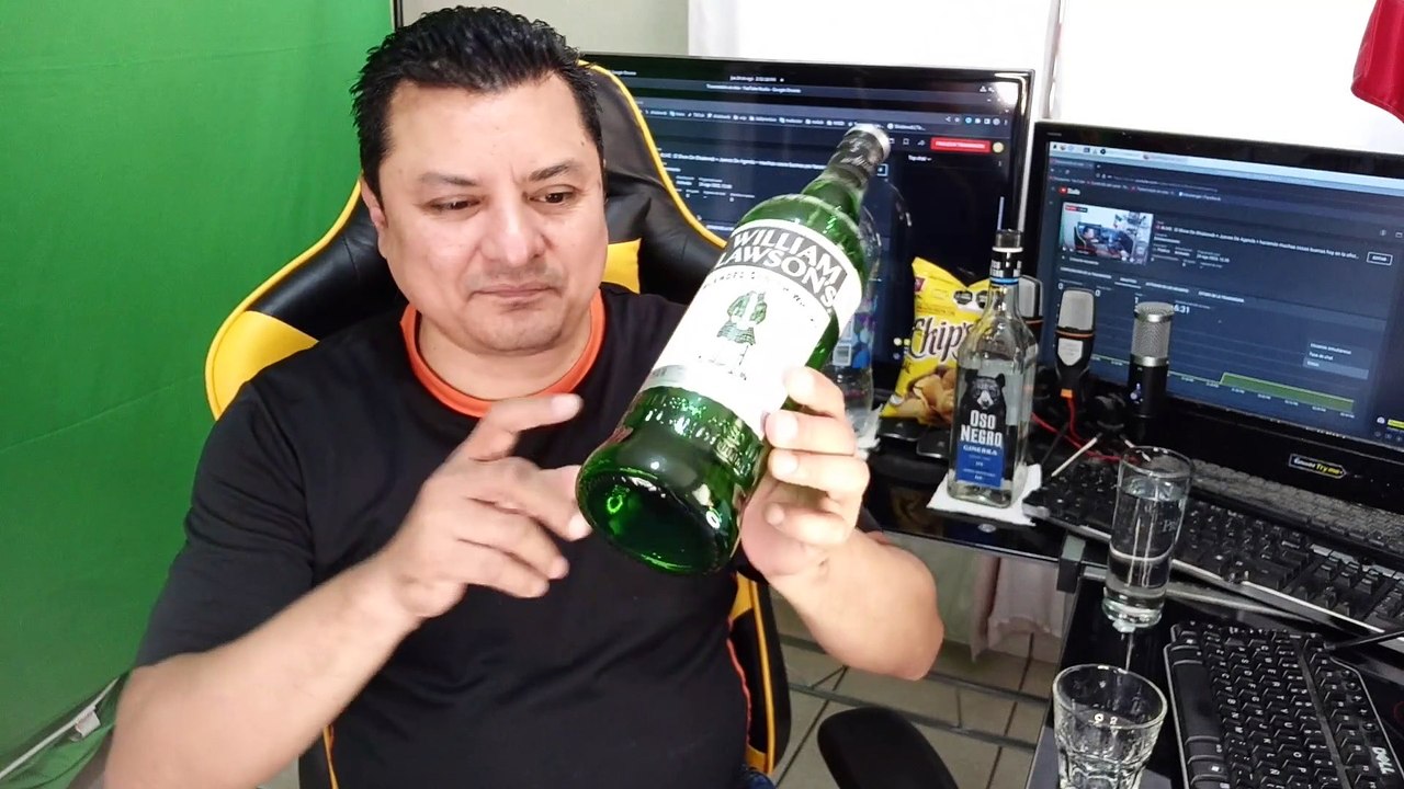 borrachera bebiendo wiskhy william lawson en una tertulia de oficina enviando saludos a mis seguidores