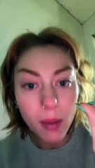 Une femme trouve un étrange chien sortant d’un trou dans le sol