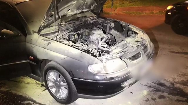 Bombeiros combatem incêndio em Omega na Rua Nereu Ramos no Claudete