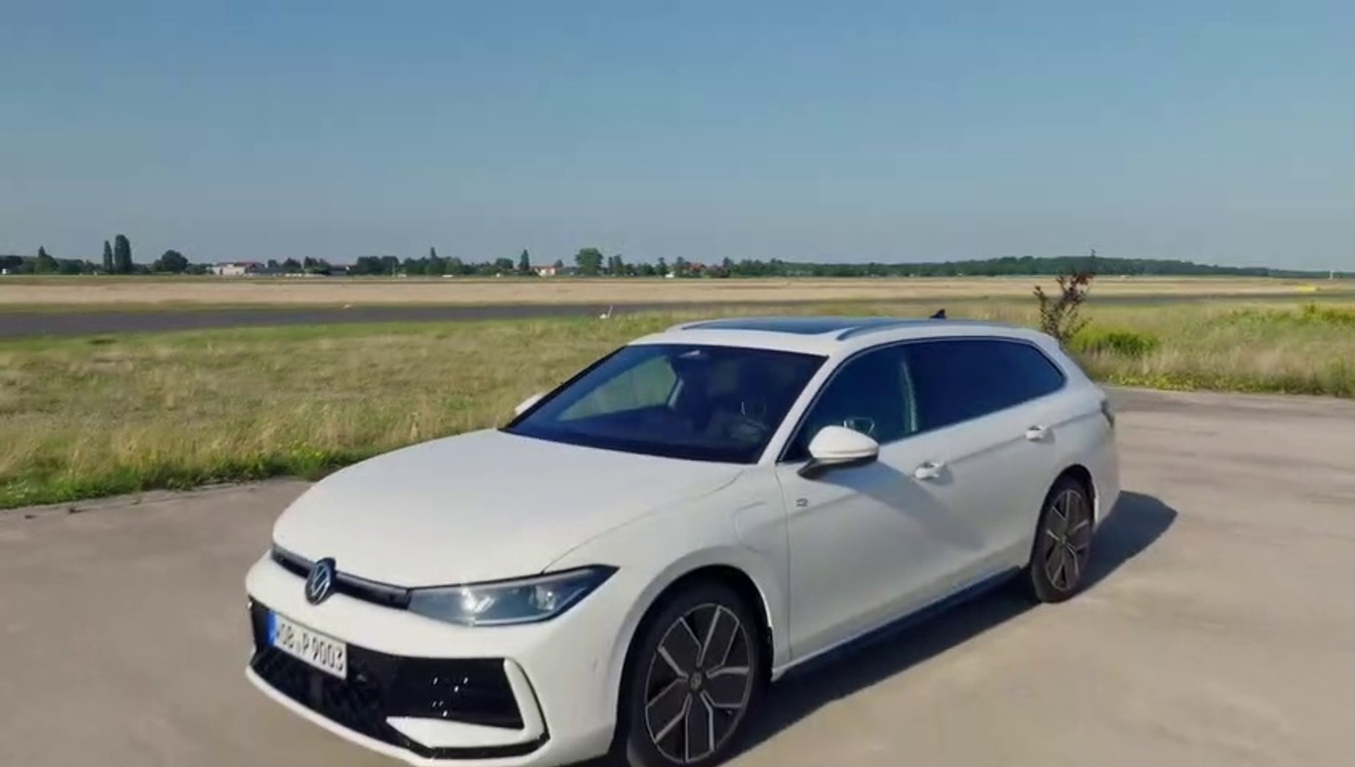 In Oryx White, New Volkswagen Passat Variant e-Hybrid 2024 (R Line) - video  Dailymotion