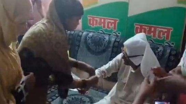 रीवा: BJP सांसद को मुस्लिम बहनों ने बांधी राखी, VIDEO वायरल