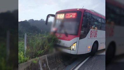 연석에 올라탄 출근길 버스...승객 20여 명은 무사 / YTN