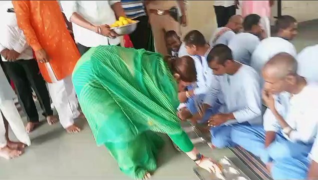 कलक्टर भारद्वाज ने अपना घर आश्रम का किया निरीक्षण, प्रभुजनों को बांधी राखी