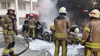 Beyoğlu'nda Park Halindeki Otomobil Alev Alev Yandı