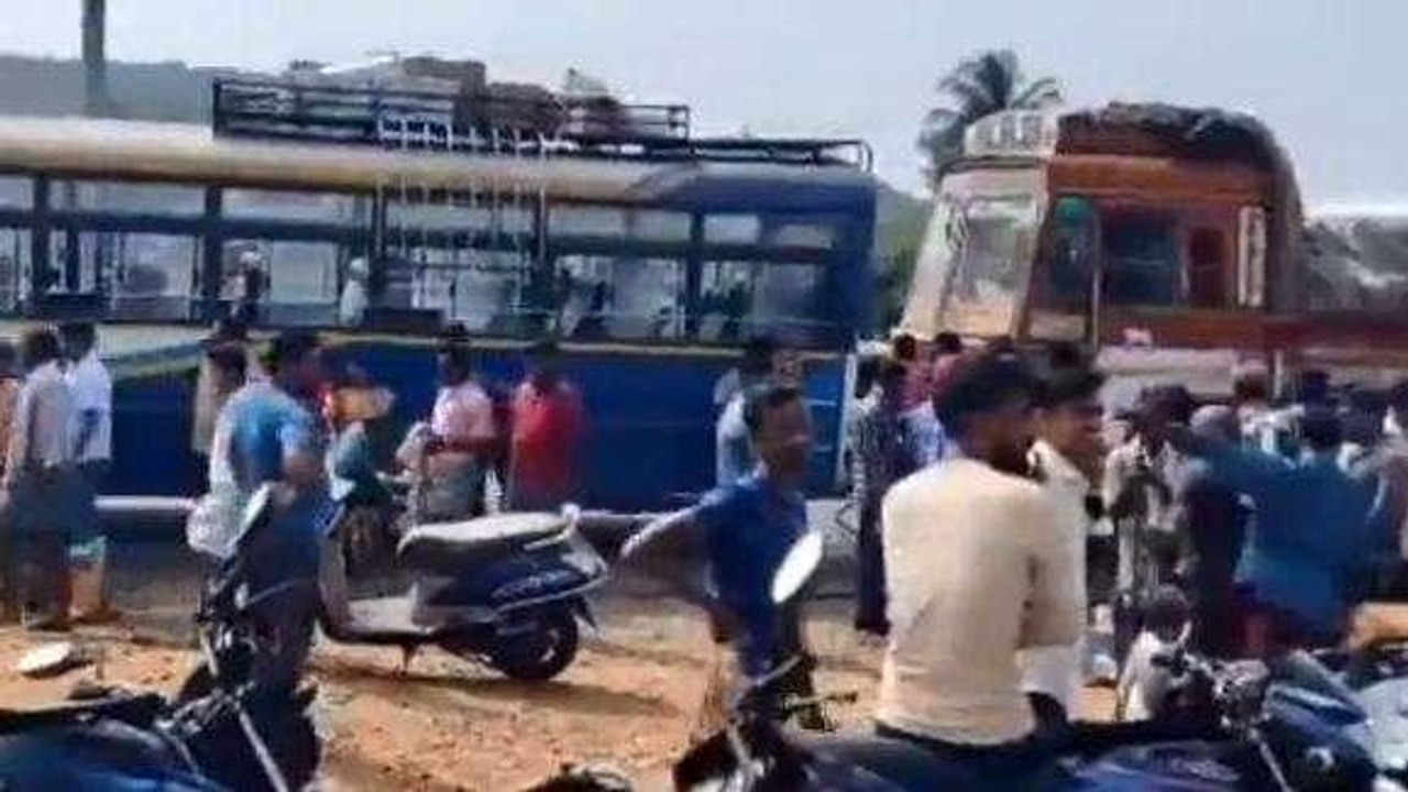 శ్రీకాకుళం జిల్లా: ఆర్టీసీ బస్సును వెనకనుంచి ఢీకొన్న ఐచర్ వ్యాన్
