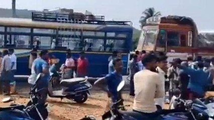 శ్రీకాకుళం జిల్లా: ఆర్టీసీ బస్సును వెనకనుంచి ఢీకొన్న ఐచర్ వ్యాన్