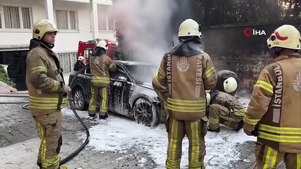Une voiture garée brûlée dans les flammes à Beyoğlu