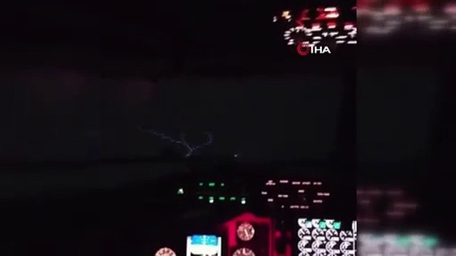 Uçağın pilotu böyle görüntüledi! Nadir görülen kabus kamerada