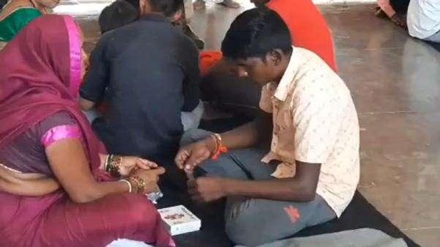 दमोह: जेल में धूमधाम से मनाया जा रहा रक्षाबंधन, बहनों ने भाइयों को बांधी राखी